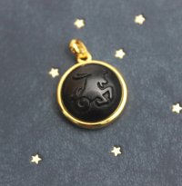 オブシディアン使用★星座のペンダントトップ　やぎ座(GL枠)　　品番： 9885