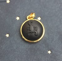 オブシディアン使用★星座のペンダントトップ　さそり座(GL枠)　　品番： 6842