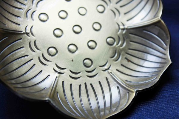 画像3: 置物　彫り物　お香受け皿　さざれ皿　真鍮製　蓮模様　約9cm　品番： 10175
