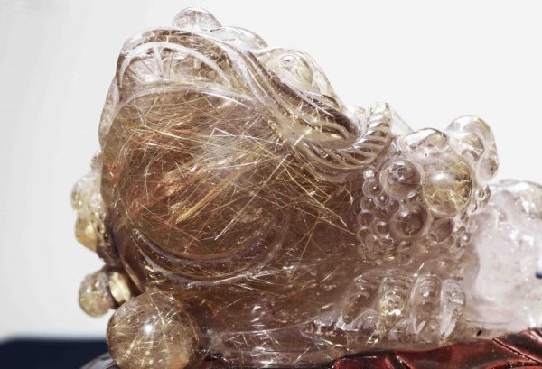 画像3: 【高品質】　一点物　置物　彫り物　オーナメント　ブラジル産　タイチンルチルクォーツ　三本足蛙　銭蛙　木製台座付き　品番： 11391