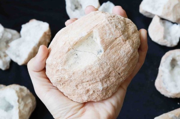 画像2: 置物　オーナメント　インテリア　原石　モロッコ産　水晶ジオード　約9cm〜11cm（大）　品番：12232