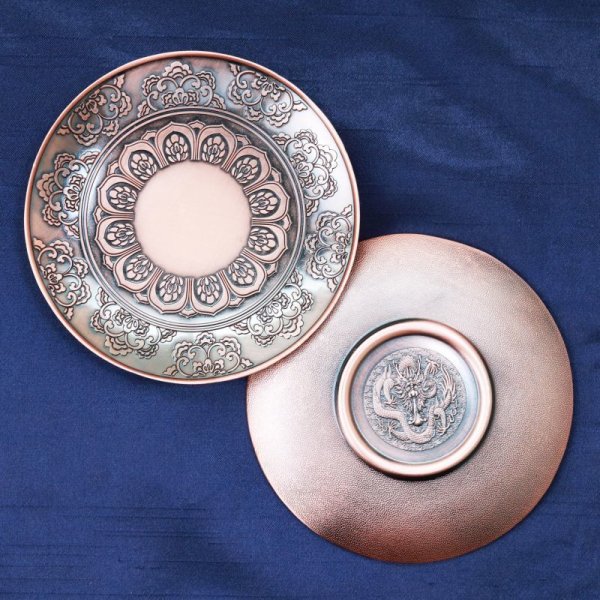 画像1: 置物　彫り物　お香受け皿　赤　さざれ皿　真鍮製　花曼荼羅　約10cm　しんちゅう　合金　品番： 12493