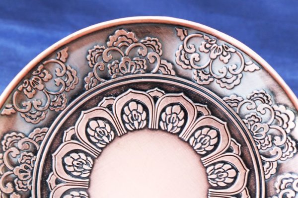 画像4: 置物　彫り物　お香受け皿　赤　さざれ皿　真鍮製　花曼荼羅　約10cm　しんちゅう　合金　品番： 12493