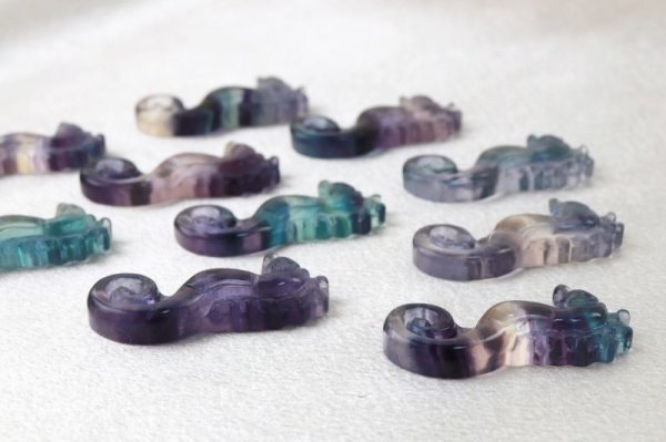 画像4: ルース　フローライト　タツノオトシゴ型　インテリア　癒し　浄化　置物　彫り物　品番：12124