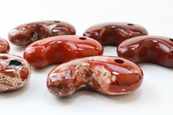 画像3: 勾玉　レッドジャスパー　約80×50×25mm　横穴あり　インド産　赤　健康　行動力　決断力　判断力　エネルギー　品番： 13463