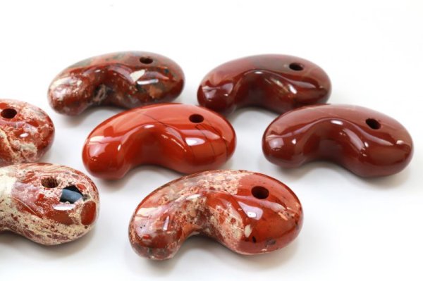 画像4: 勾玉　レッドジャスパー　約80×50×25mm　横穴あり　インド産　赤　健康　行動力　決断力　判断力　エネルギー　品番： 13463