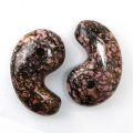 勾玉　ロードナイト　約80×50×25mm　横穴あり　中国産　友愛　人間関係　天然石　品番： 13452