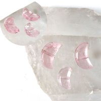 一粒売り　ローズクォーツ　月型　穴あり　小　マダガスカル産　ピンク　恋愛　美しさ　天然石　品番： 13481