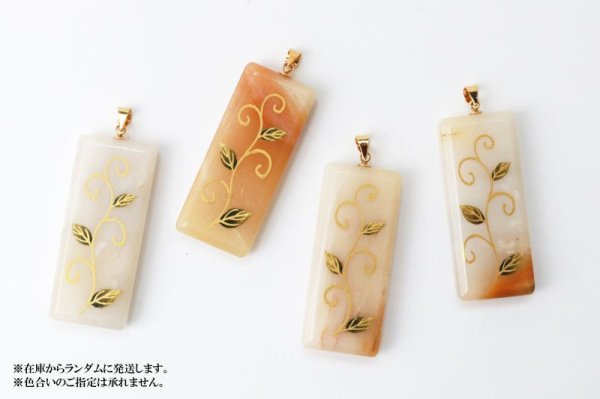 画像4: 【日本銘石×消粉蒔絵】ペンダントトップ　静岡水晶　唐草模様　スクエア型　〈静岡県〉　金粉漆蒔絵　金沢金箔　伝統工芸　浄化　厄除け　品番：13653