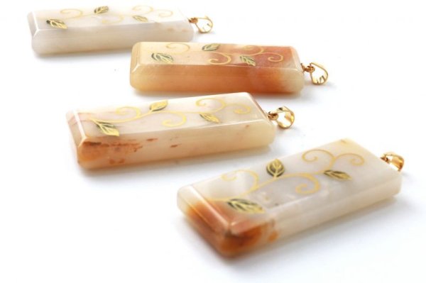 画像3: 【日本銘石×消粉蒔絵】ペンダントトップ　静岡水晶　唐草模様　スクエア型　〈静岡県〉　金粉漆蒔絵　金沢金箔　伝統工芸　浄化　厄除け　品番：13653