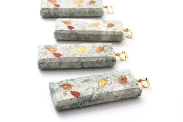 画像3: 【日本銘石×消粉蒔絵】ペンダントトップ　十和田石　桜と花びら2　スクエア型　〈秋田県〉　金粉漆蒔絵　金沢金箔　伝統工芸　健康　やすらぎ　品番：13659