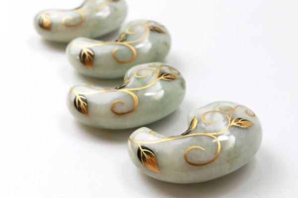 画像3: 【日本銘石×消粉蒔絵】勾玉　糸魚川翡翠　唐草　〈新潟県〉　約30mm　横穴あり　金粉漆蒔絵　金沢金箔　伝統工芸　安定　平穏　慈悲　知恵　品番：13669