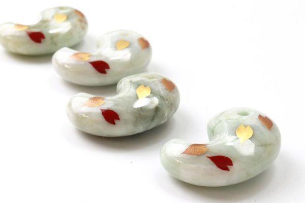 画像3: 【日本銘石×消粉蒔絵】勾玉　糸魚川翡翠　桜　〈新潟県〉　約30mm　横穴あり　金粉漆蒔絵　金沢金箔　伝統工芸　安定　平穏　慈悲　知恵　品番：13670