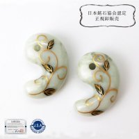 【日本銘石×消粉蒔絵】勾玉　糸魚川翡翠　唐草　〈新潟県〉　約30mm　横穴あり　金粉漆蒔絵　金沢金箔　伝統工芸　安定　平穏　慈悲　知恵　品番：13669