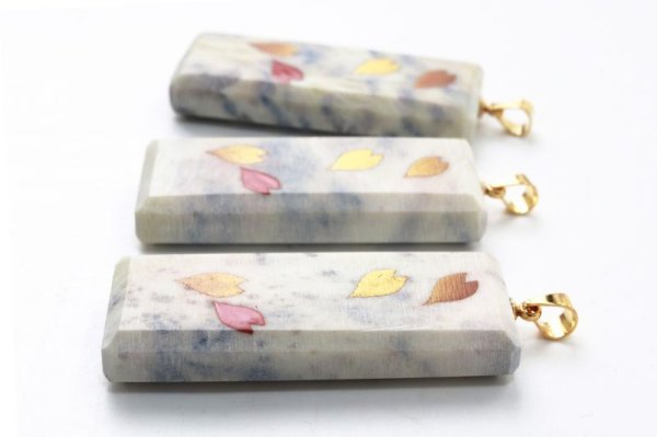 画像3: 【日本銘石 ? 消粉蒔絵】ペンダントトップ　フェアリースキンサファイア　桜と花びら2　スクエア型　〈広島県〉　金粉漆蒔絵　金沢金箔　伝統工芸　品番：13762