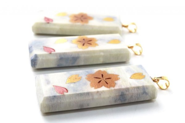 画像3: 【日本銘石 ? 消粉蒔絵】ペンダントトップ　フェアリースキンサファイア　桜と花びら1　スクエア型　〈広島県〉　金粉漆蒔絵　金沢金箔　伝統工芸　品番：13761