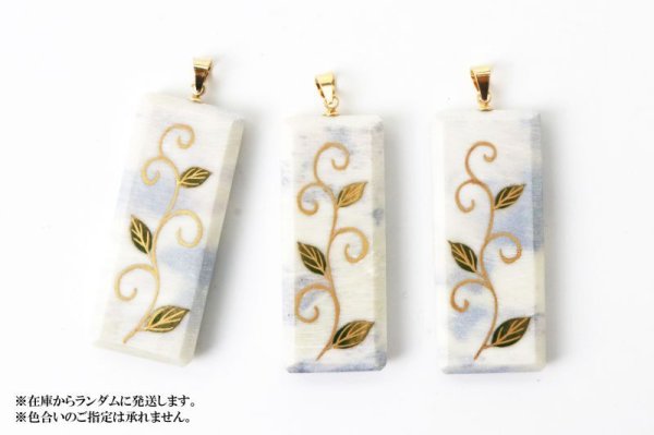 画像4: 【日本銘石 ? 消粉蒔絵】ペンダントトップ　フェアリースキンサファイア　唐草模様　スクエア型　〈広島県〉　金粉漆蒔絵　金沢金箔　伝統工芸　品番：13760