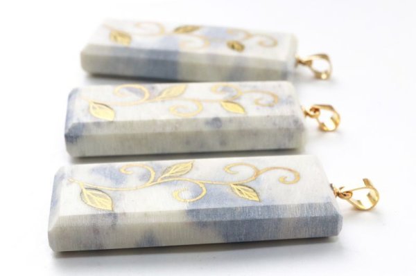 画像3: 【日本銘石 ? 消粉蒔絵】ペンダントトップ　フェアリースキンサファイア　唐草模様　スクエア型　〈広島県〉　金粉漆蒔絵　金沢金箔　伝統工芸　品番：13760