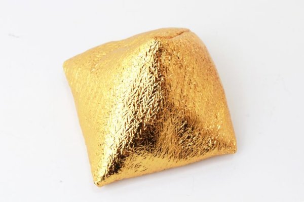 画像2: 金の座布団　ピラミッド型　ゴールド　小　金色　　丸玉台座　ディスプレイ　インテリア　品番： 13806