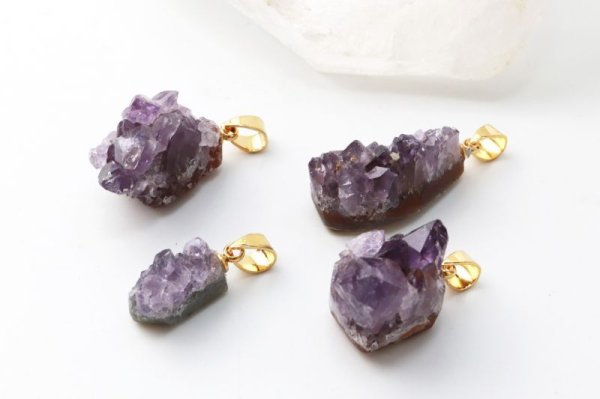 画像3: ペンダントトップ　アメジスト原石　ゴールド　小　ウルグアイ産　癒し　浄化　パープル　チャーム　天然石　品番： 13948