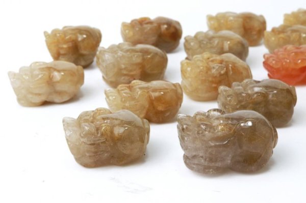 画像11: 置物　ルチルクォーツ　ひきゅう　貔貅　中　ブラジル産　約29ｍｍから36ｍｍ　金運アップ　風水　彫り物　品番： 13092