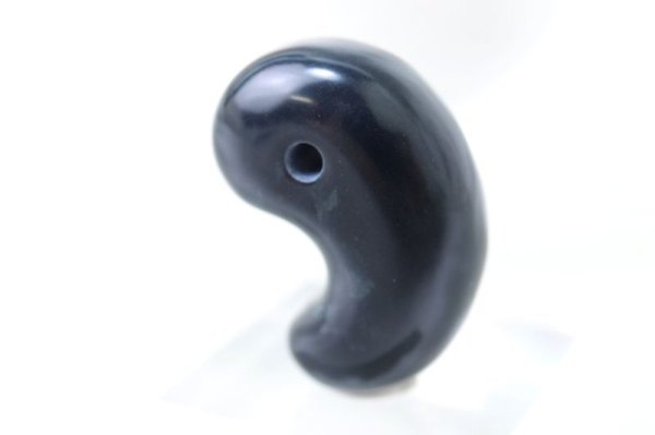 画像3: 【日本銘石】勾玉　サヌカイト　〈香川県〉　中　約25mm　魔除け　浄化　ヒーリング　精神の調整　品番：15028