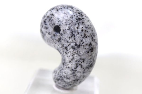 画像4: 【日本銘石】勾玉　エンジェルスノーライト　〈香川県〉　大　約30mm　不老長寿　末代までの繁栄　不変　品番：15043