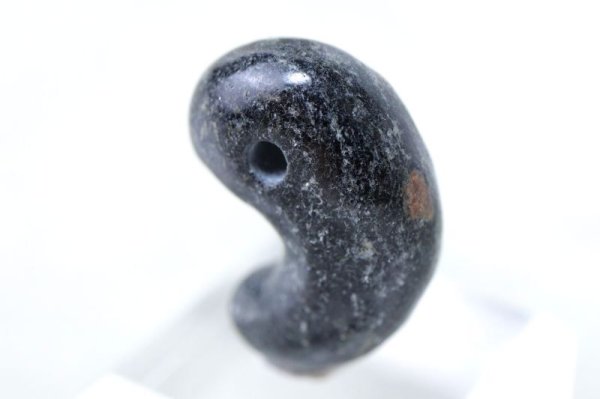 画像3: 【日本銘石】勾玉　ブラックハイドガーネット　〈愛媛県〉　中　約25mm　勇気　強大な力に立ち向かう　逆境に打ち勝つ　海をコントロール　品番：15042