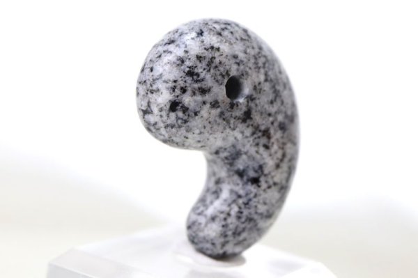 画像3: 【日本銘石】勾玉　エンジェルスノーライト　〈香川県〉　大　約30mm　不老長寿　末代までの繁栄　不変　品番：15043