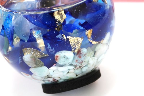 画像3: 置物　ハーバリウム　ミニリンゴ　青　ブルー　ラリマー　さざれ石入り　不安をやわらげる　ヒーリング　創造性　風水　開運　運気上昇　浄化　アップル　インテリア 　品番： 15215