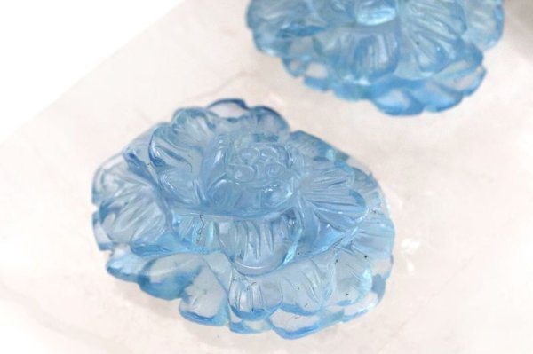 画像5: 天然石パーツ　アクアマリン　濃い色　花彫り　ブレス用　横穴　貫通穴　幸福　愛情　ビーズ　彫刻パーツ　天然石　品番：15290
