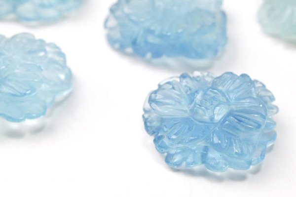 画像4: 天然石パーツ　アクアマリン　花彫り　ブレス用　横穴　貫通穴　幸福　愛情　ブルー　ビーズ　彫刻パーツ　天然石　品番：15288