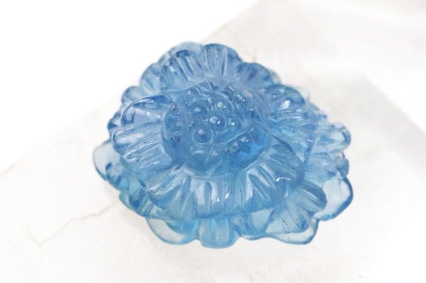 画像3: 天然石パーツ　アクアマリン　濃い色　花彫り　ブレス用　横穴　貫通穴　幸福　愛情　ビーズ　彫刻パーツ　天然石　品番：15290