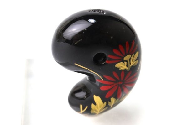 画像3: 【日本銘石 ? 消粉蒔絵】勾玉　サヌカイト　小菊　〈香川県〉　約30mm　横穴あり　金粉漆蒔絵　金沢金箔　伝統工芸　魔除け　浄化　ヒーリング　品番：15333