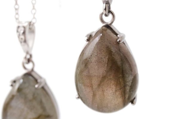 画像3: 【自社製アクセサリー10点以上でクーポン使用後30％OFF対象商品（クーポン番号：AC30）】ペンダントトップ　ピンクラブラドライト　ドロップ　ステンレス　マダガスカル産　日本製　自由　夢　ヒーリング　ジュエリー　天然石　品番：15345
