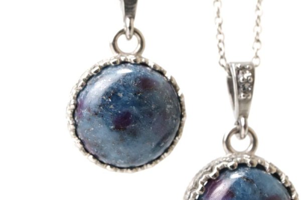画像4: 【自社製アクセサリー10点以上でクーポン使用後30％OFF対象商品（クーポン番号：AC30）】ペンダントトップ　ルビーサファイアインカイヤナイト　丸型　約14mm　インド産　日本製　希少　情熱的　ヒーリング　ジュエリー　天然石　※ポイント付与対象外　品番：15385