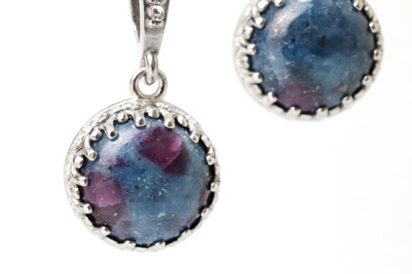 画像3: 【自社製アクセサリー10点以上でクーポン使用後30％OFF対象商品（クーポン番号：AC30）】ペンダントトップ　ルビーサファイアインカイヤナイト　丸型　約13mm　インド産　日本製　希少　情熱的　ヒーリング　ジュエリー　天然石　※ポイント付与対象外　品番：15384