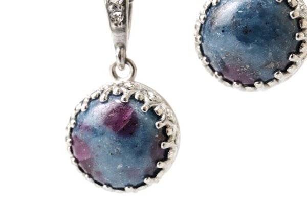 画像4: 【自社製アクセサリー10点以上でクーポン使用後30％OFF対象商品（クーポン番号：AC30）】ペンダントトップ　ルビーサファイアインカイヤナイト　丸型　約13mm　インド産　日本製　希少　情熱的　ヒーリング　ジュエリー　天然石　※ポイント付与対象外　品番：15384