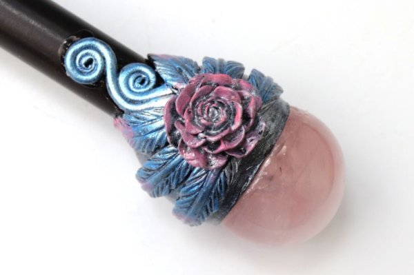 画像6: クリスタルワンド　ローズクォーツｘラブラドライト　薔薇　バラ　エネルギー　浄化　ヒーリング　お守り　恋愛　美しさ　自由　夢　天然石　品番：15406