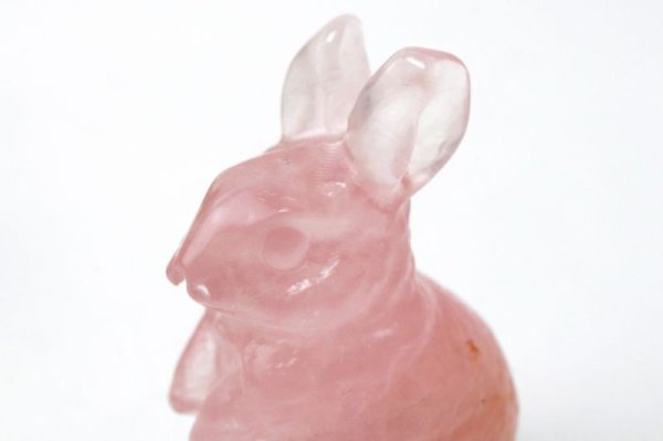 画像2: 置物　ローズクォーツ　ウサギ型　1個　干支　卯　ラビット　癒し　浄化　彫り物　天然石　品番： 15430