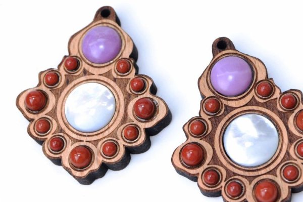 画像4: ペンダントトップ　波　欅（けやき）　レッドジャスパー　フォスフォシデライト　シェル　祟高　華麗　調和　赤　健康　行動力　決断力　判断力　風水　天然石　品番：15443