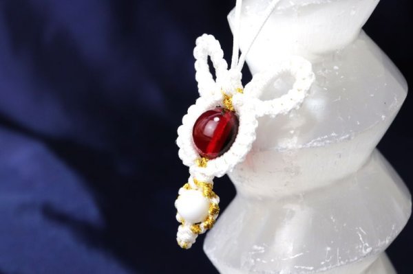 画像5: 2023年　躍進卯ストラップ　うさぎ　チェリーアンバー　ホワイトオニキス　人間関係　強い精神力　情熱　お守り　天然石　品番： 15446