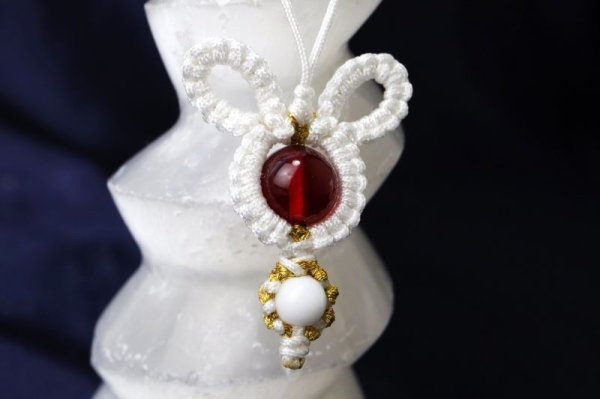 画像4: 2023年　躍進卯ストラップ　うさぎ　チェリーアンバー　ホワイトオニキス　人間関係　強い精神力　情熱　お守り　天然石　品番： 15446