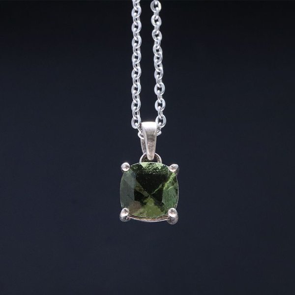 画像3: 【現品限り】ペンダントトップ　モルダバイト＜チェコ産＞　シルバー925　ケース付き　才能　能力　魔除け　厄除け　パワーストーン　天然石　品番：15917