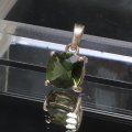 【現品限り】ペンダントトップ　モルダバイト＜チェコ産＞　シルバー925　ケース付き　才能　能力　魔除け　厄除け　パワーストーン　天然石　品番：15917