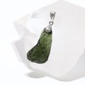 【現品限り】ペンダントトップ　原石　モルダバイト＜チェコ産＞　ステンレス　才能　能力　魔除け　厄除け　パワーストーン　天然石　品番：15935