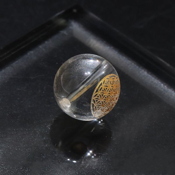 画像2: 【オリジナル商品】カービング　神聖幾何学模様　フラワーオブライフ　水晶(金彫り)　約12mm　　品番： 15978