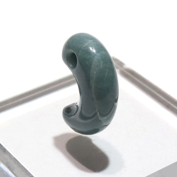 画像3: 【現品限り】【日本銘石】勾玉　糸魚川翡翠＜新潟県＞　豆青　約24mm　小滝産　桐箱入り　穴あき　日本製　国石　安定　平穏　慈悲　智恵　パワーストーン　天然石　品番：16314