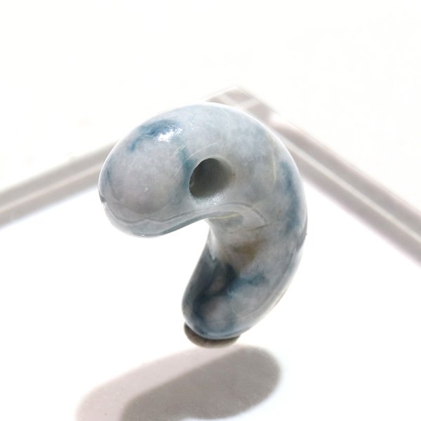 画像3: 【現品限り】【日本銘石】勾玉　糸魚川翡翠＜新潟県＞　ブルー　約19mm　小滝産　桐箱入り　穴あき　日本製　国石　安定　平穏　慈悲　智恵　パワーストーン　天然石　品番：16319