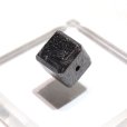 画像1: バラ石　ギベオン＜ナミビア産＞　ブラック　正方形　約12mm　穴あき　一粒売り　宇宙のパワー　隕石　パワーストーン　天然石　品番：16558 (1)